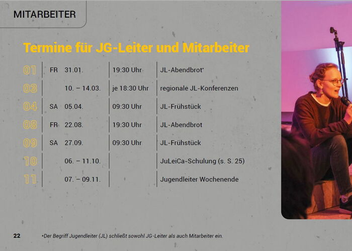 Seite 22 des Freizeitplans 2025: Termine für JG-Leiter und Mitarbeitende, vom Jugendleiter-Abendbrot am 31. Januar bis zum Jugendleiter-Wochenende im November. Foto: Person mit Mikrofon auf einer Bühne.