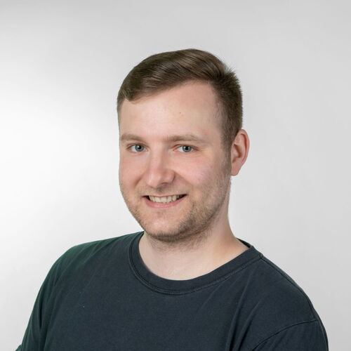 Porträt von Michael Friedemann, Jugendwart: lächelnd, in dunklem T-Shirt vor hellem Hintergrund